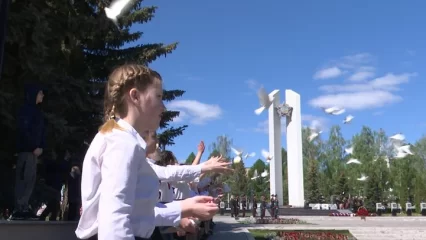 В Нижнекамске на параде Победы выпустили 78 белых голубей