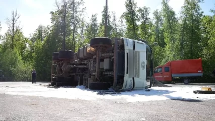 В Нижнекамске при столкновении двух большегрузов пострадал один человек - НТР 24