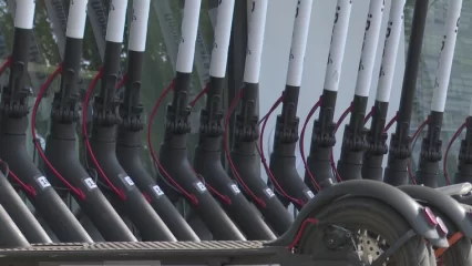 Депутаты предложили запретить ездить на электросамокатах по тротуарам - НТР 24