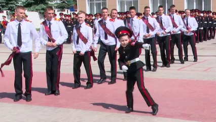 В Нижнекамске кадеты на выпускном устроили зажигательные танцы