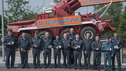 Пожарных из Нижнекамска наградили медалями МЧС России