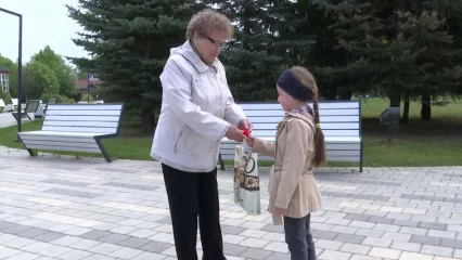 В Нижнекамске дошколята раздавали прохожим бутоньерки с красными гвоздиками