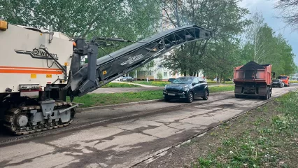 В Нижнекамске на первом этапе ремонта дороги-дублёра дорожникам помешали припаркованные авто