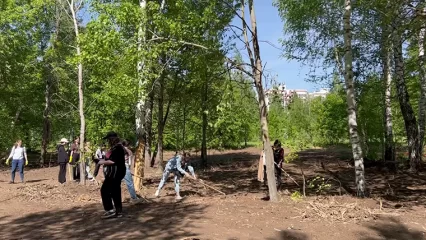 Около 400 студентов вышли на уборку нижнекамского парка «СемьЯ»