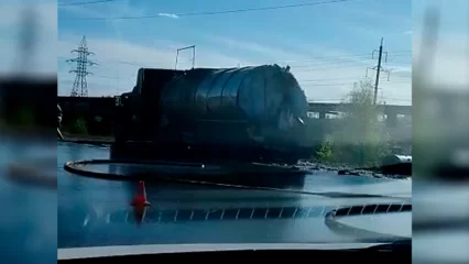 В Нижнекамске на промзоне у большегруза прорвало цистерну - НТР 24