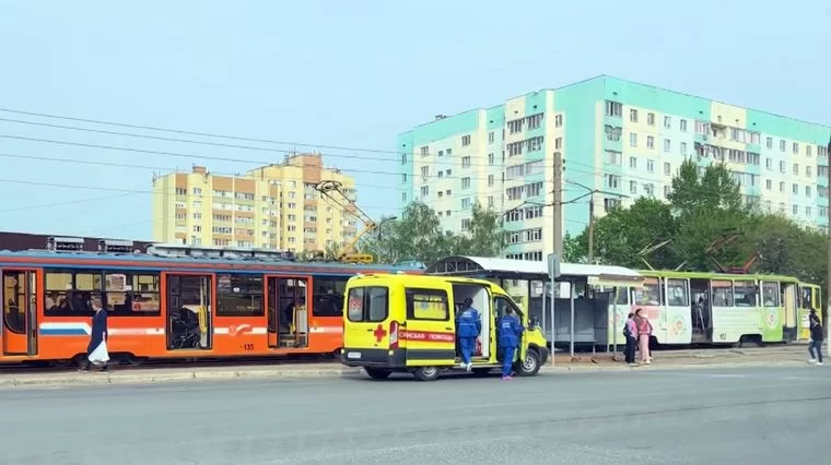 В Нижнекамске мальчик перебегал рельсы и ударился о подъезжающий трамвай