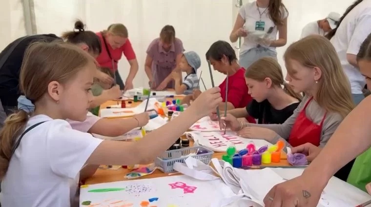 Мастер-классы, викторина, воздушные змеи: в Нижнекамске СИБУР организовал детский праздник на День химика