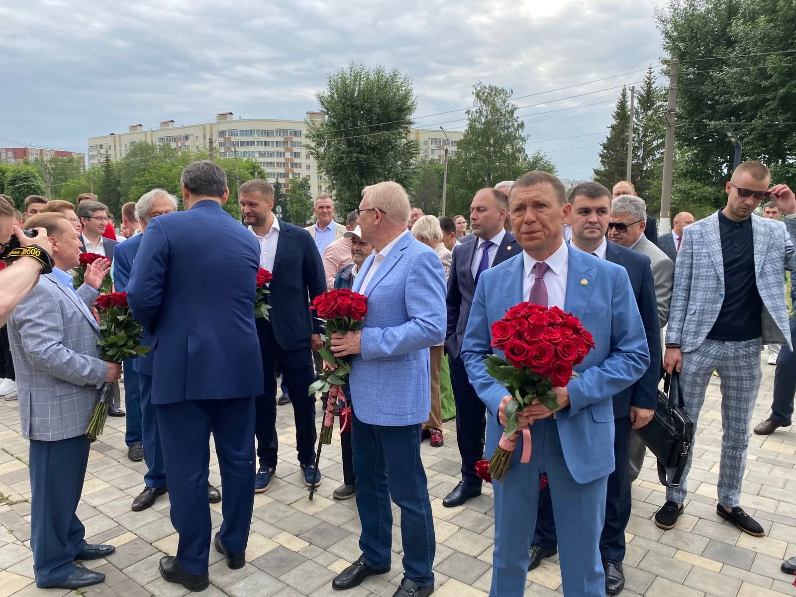 В День химика в Нижнекамске возложили цветы к бюсту Николая Лемаева 
