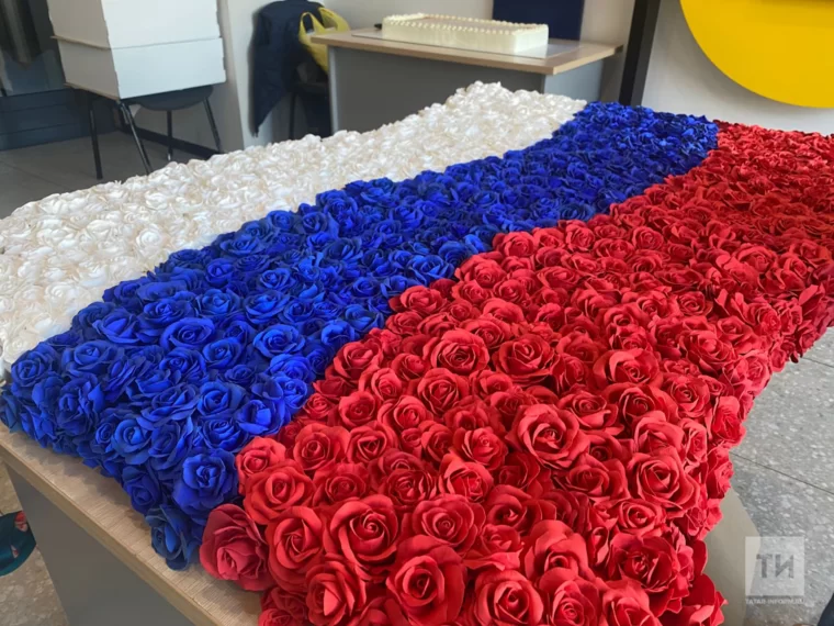 В Казани изготовили самый большой в мире флаг России из розочек