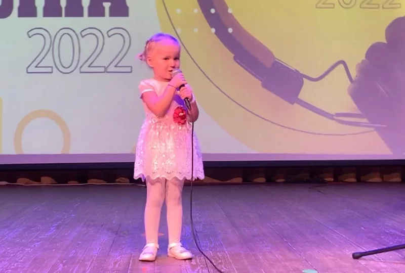 Девочка, которая поёт: четырёхлетняя нижнекамка восхитила горожан, исполнив «Священную войну»