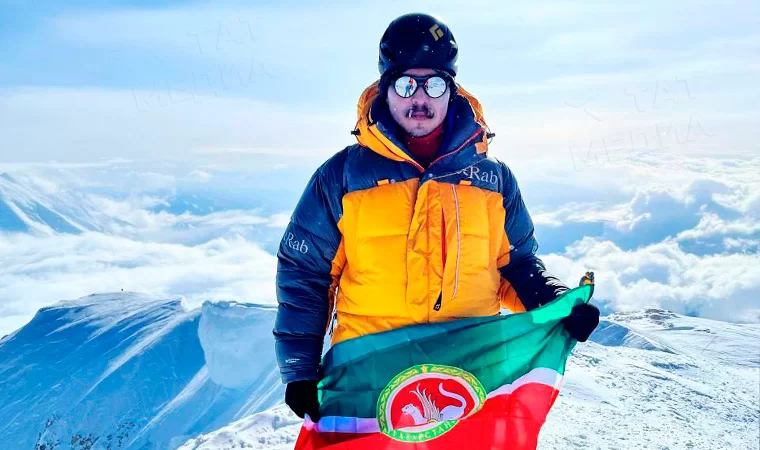 Татарстанец поднял флаг республики на высочайшую гору в Северной Америке