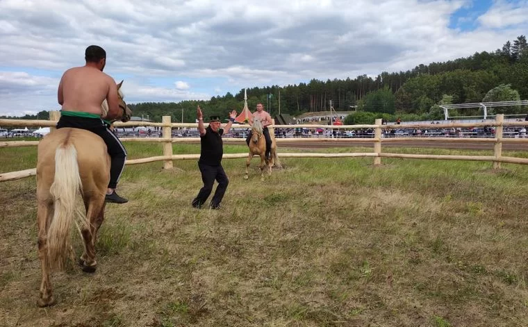 В Нижнекамске определили победителей в борьбе на конях аудырыш