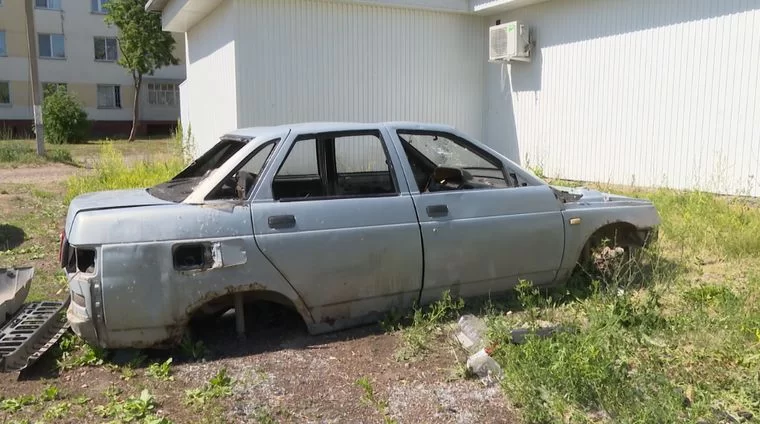 В Нижнекамске растаскивают брошенные машины на запчасти
