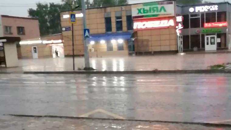 Жители Нижнекамска делятся видеозаписями долгожданного дождя