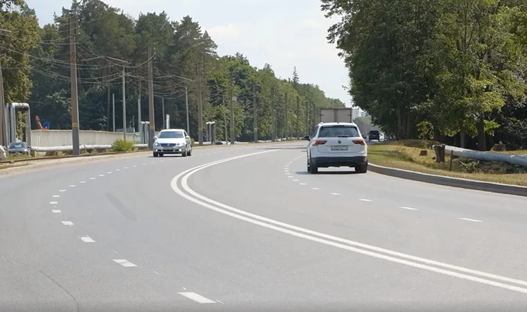 Новая двойная сплошная линия на дороге в Нижнекамске доставляет неудобства водителям