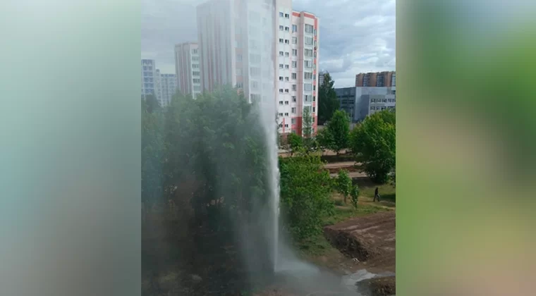 В Нижнекамске из-под земли забил фонтан высотой с девятиэтажный дом