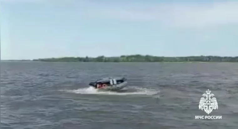 В Чистополе на Каме обнаружили крутящуюся моторную лодку без людей