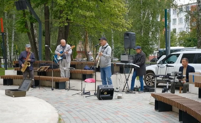 В Нижнекамске группа «Старки» устроила парковый концерт с ретро-хитами