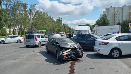 В Нижнекамске молодой водитель устроил ДТП, пострадала его пассажирка