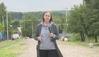 Анастасия Шакирова во время съемок репортажа для телеканала НТР 24 в селе Прости