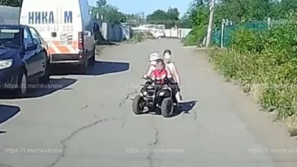 В дачных массивах Нижнекамска маленькие дети катались на квадроцикле по дороге - НТР 24