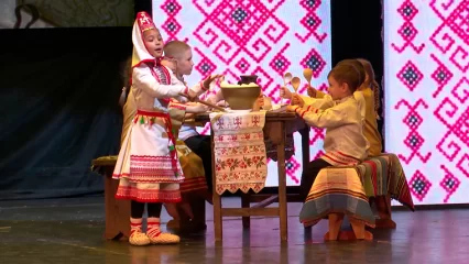 Более 500 юных нижнекамцев на сцене рассказали о традициях народностей, проживающих в Татарстане