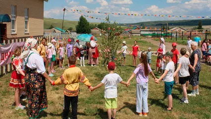 В деревне под Нижнекамском детей познакомили с обычаями празднования Святой Троицы