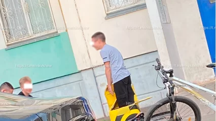 В Нижнекамске поймали на фото двух парней, залезших в курьерскую сумку для доставки еды