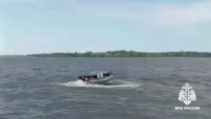 В Чистополе на Каме обнаружили крутящуюся моторную лодку без людей