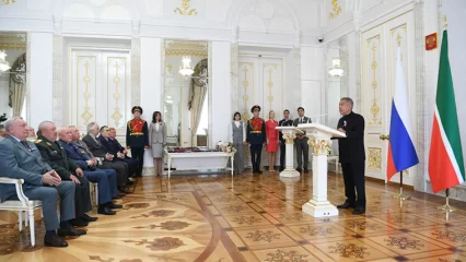 Минниханов наградил отличившихся татарстанцев на церемонии в Казанском Кремле