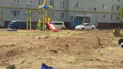 В Нижнекамске жильцы дома попросили автовладельцев не мешать своими машинами ремонту двора