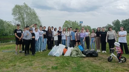 Нижнекамские волонтеры очистили от мусора берег «старой» Камы
