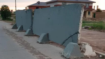 В Нижнекамске демонтировали опасное бетонное ограждение