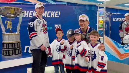 Юные нижнекамцы лично поздравили обладателей Кубка Харламова - НТР 24