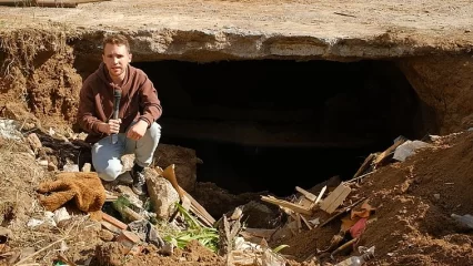 В Нижнекамске под дорогой обнаружен 4-метровый провал — у пенсионерки ушел под землю гараж