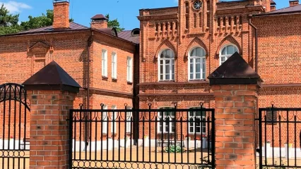 В Татарстане опровергли продажу свияжской школы туркам