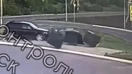 В Нижнекамске компания на кроссовере «выбила страйк» из мусорных баков - видео - НТР 24