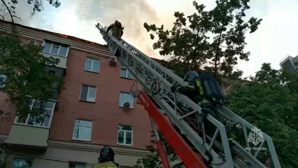 В казанской пятиэтажке произошел пожар, его тушат 62 человека