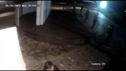 В Нижнекамске группа подростков украла баннер «Культурная среда» - НТР 24