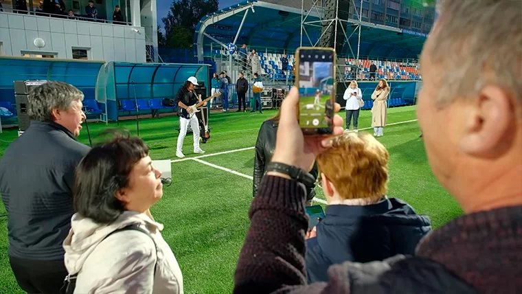 Легенды российской эстрады сыграли с нижнекамцами в футбол, а после устроили концерт