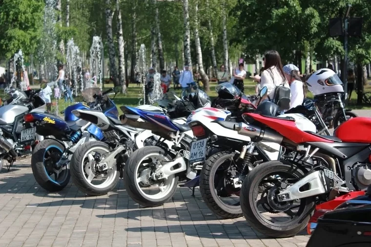 В Нижнекамске детей прокатили на мотоциклах по парку «СемьЯ»