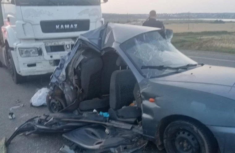 В Татарстане грузовик протаранил легковушку, два человека погибли