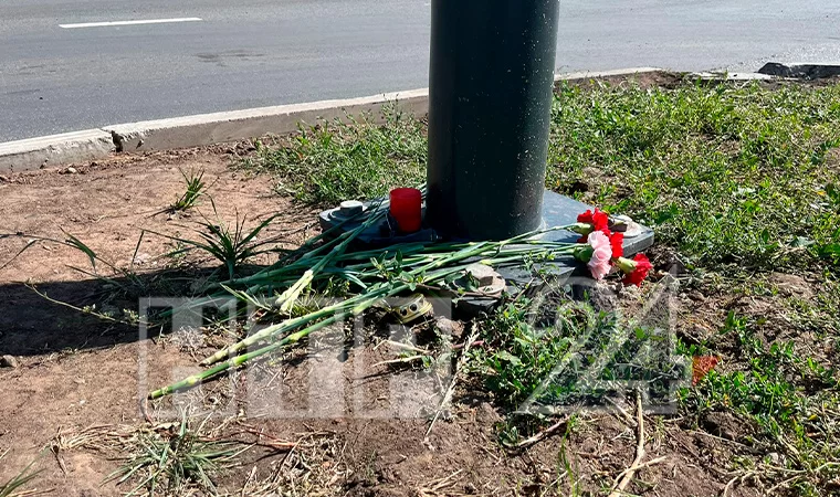 Нижнекамцы устроили мемориал на месте аварии с участием мотоциклиста