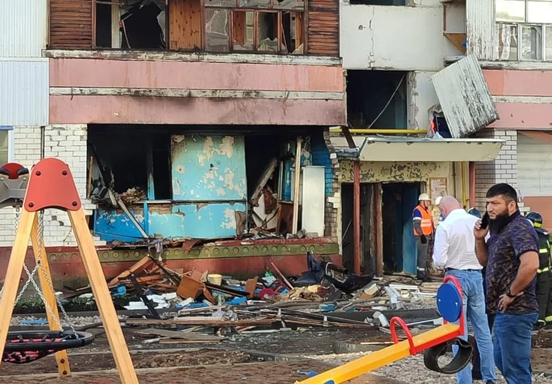 Пожарные спасли 9 человек во время возгорания в доме на пр. Вахитова в Нижнекамске