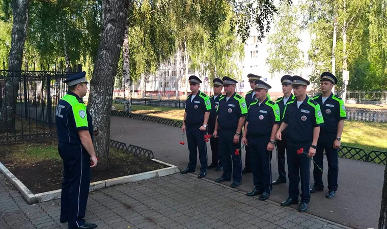 Нижнекамские полицейские почтили память товарищей в День ГИБДД