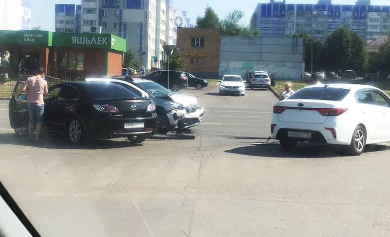 Три автомобиля не поделили дорогу в Нижнекамске, устроив ДТП
