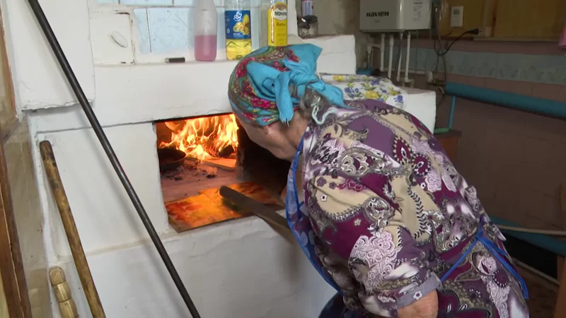Жительница Нижнекамского района поделилась секретом вкусных блинов, выпекаемых в старинной печи