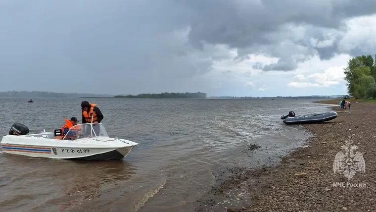 В Нижнекамском районе на Каме рыбак выпал из лодки и утонул