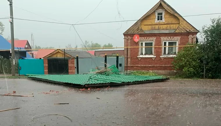 В Татарстане шквалистый ветер повалил деревья, сорвал крыши и оборвал провода
