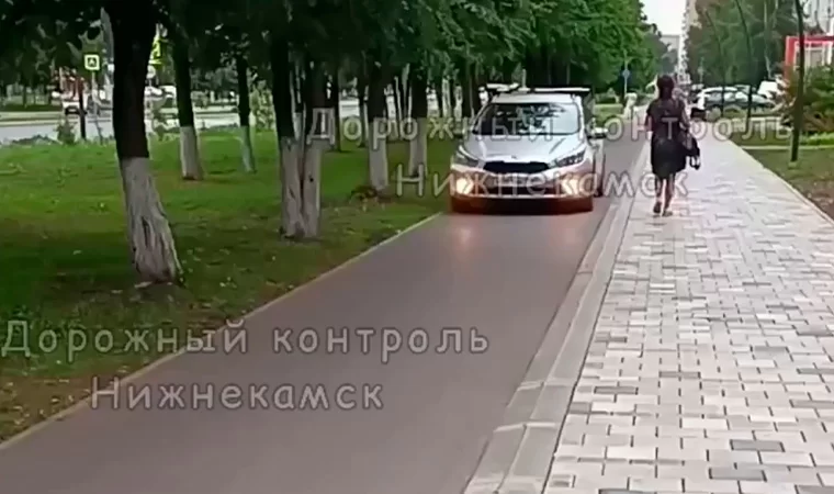 В Нижнекамске по велосипедной дорожке прокатился автомобиль